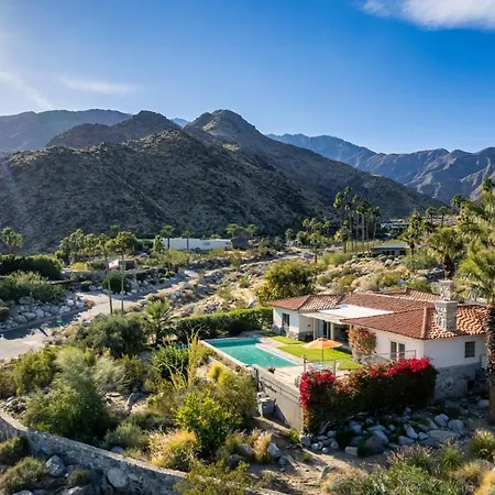 Villa Cielo Vista Retro Palm Springs Getaway